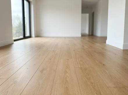 Laminat in einem hellen Wohnraum
