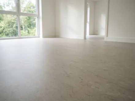 Linoleum in einem hellen Wohnraum