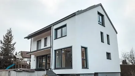 Frisch gestrichene, makellose Fassade eines sanierten Einfamilienhauses