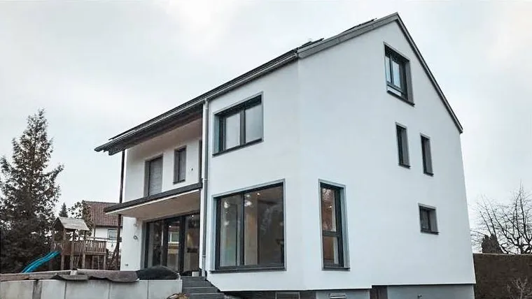 Frisch gestrichene, makellose Fassade eines sanierten Einfamilienhauses