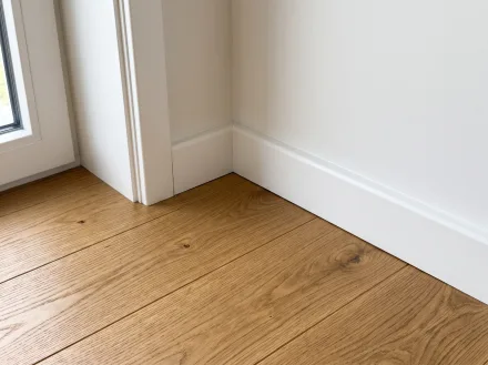 Sauberer Anschluss der Dielen an Sockelleiste und Türzarge
