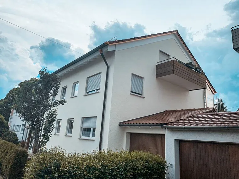 Wohnhaus von außen, die häufigsten Sanierungs-Stellen markiert
