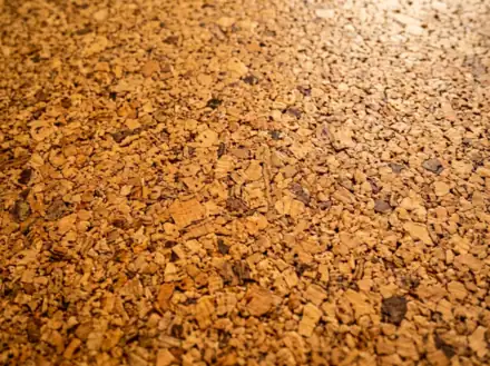 Feine Korkstruktur aus der Nähe, warm und gesprenkelt