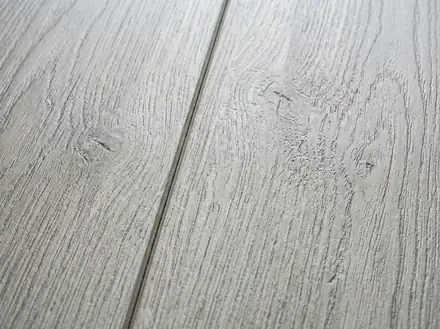 Oberfläche eines hellen Vinyl-Designbodens aus der Nähe