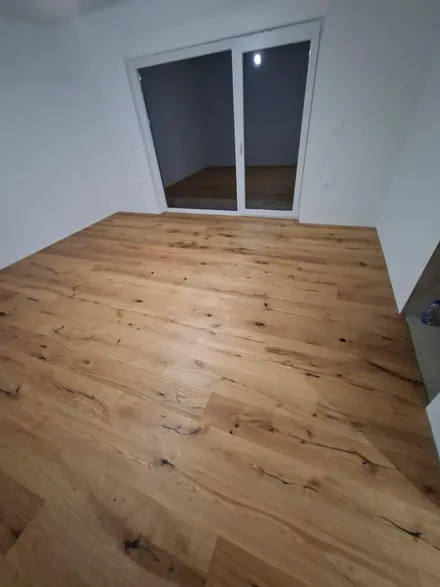 Fertig verlegter Eichenboden in einem hellen, renovierten Zimmer