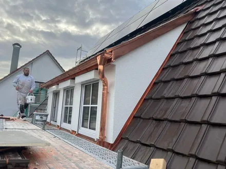 Arbeiten an Dachrand und Kupfer-Regenrinne einer Gaube