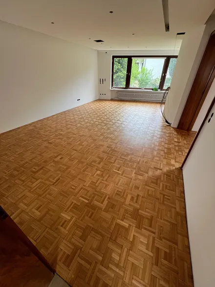 Aufbereitetes Parkett in einem hellen Altbau-Wohnraum