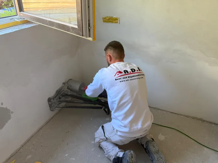 A.D.I.-Handwerker setzt mit der Diamant-Kernbohrmaschine eine Kernlochbohrung in die Wand