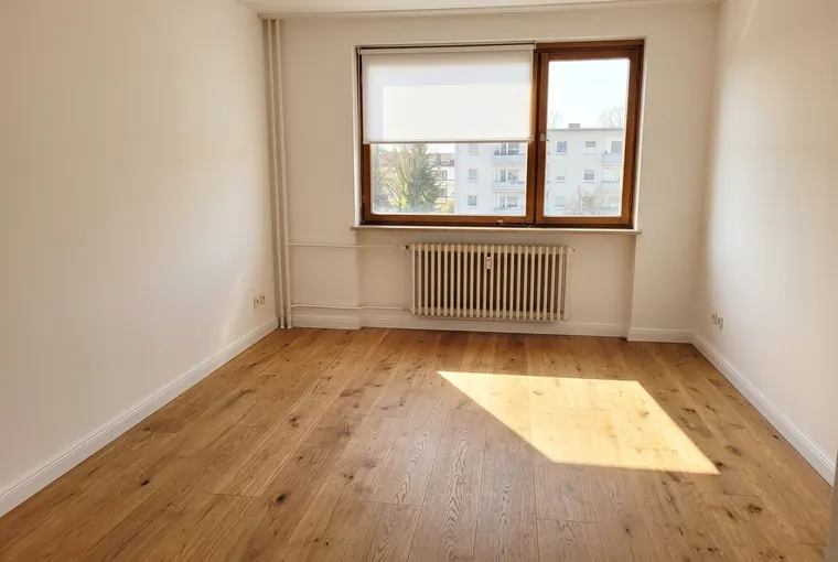 Dasselbe Zimmer nach der Arbeit: neu verlegte Eichendiele und frisch gestrichene Wände