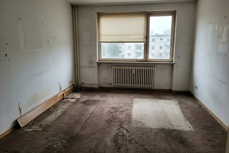 Zimmer vor der Arbeit: alter, abgelaufener Teppichboden mit Flecken